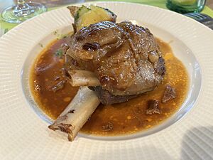 Archivo:Codillo de cerdo guisado