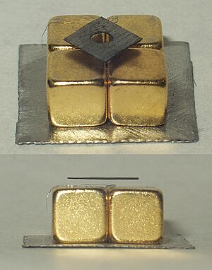 Archivo:Diamagnetic graphite levitation