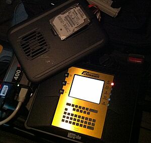 Archivo:Digital Forensics - Imaging a hard drive in the field