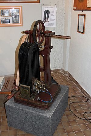 Archivo:Dijon - Musée de l'Electricité - Machine de Gramme