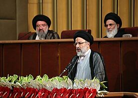 Archivo:Ebrahim Raeesi speaking at the Assembly of Experts