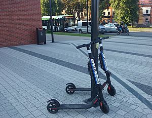 Archivo:Electric scooters, Warszawska Street in Tomaszów Mazowiecki, Łódź Voivodeship, Poland, August 2020