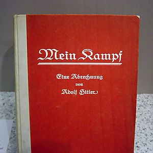 Archivo:Erstausgabe von Mein Kampf