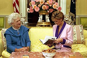 Archivo:First Lady Barbara Bush and Princess Diana