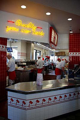 Archivo:Flickr mayr 326671363--In-N-Out sign and kitchen