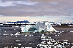 Archivo:Iceberg with hole around Cape York, Greenland edit