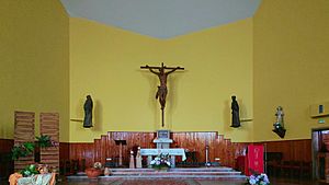 Archivo:Iglesia Pio X, Mariñamansa (capilla mayor)