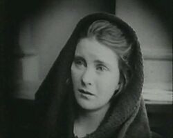 Archivo:Intolerance, 1916, la ragazza (Mae Walsh) al processo