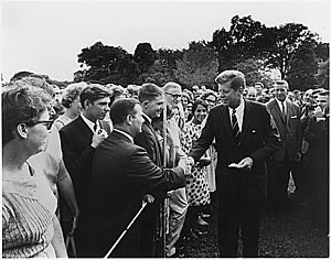 Archivo:Kennedy greeting Peace Corps volunteers, 1961