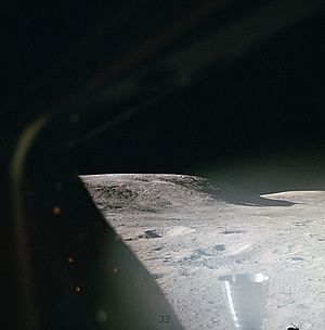 Archivo:Lunar surface shortly after landing, Apollo 16