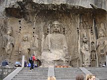 Archivo:Luoyang - Boddhisatvas at Longmen Grotto