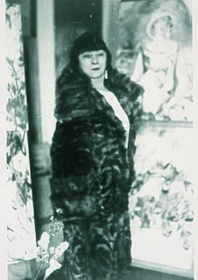 Marval Jacqueline devant le portrait.jpg