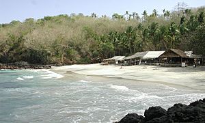 Archivo:Padangbai White Sand Beach 2