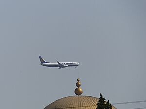 Archivo:Palacio de Congresos y Exposiciones, Ryanair, Seville, Spain, 2015