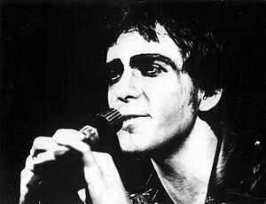 Archivo:Peter Gabriel, April 1975