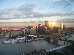 Archivo:Pittsburgh from Mt Washington by Jennifer Yang