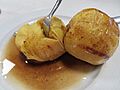 Plato de manzanas cocinadas al horno