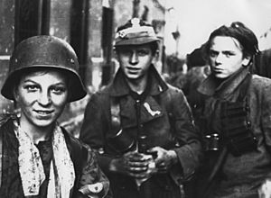 Archivo:Polish Boy Scouts fighting in the Warsaw Uprising