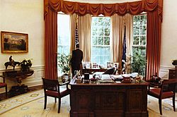 Archivo:President Reagan alone in the Oval Office 1984