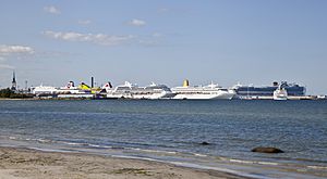 Archivo:Puerto de Tallin, Estonia, 2012-08-12, DD 01