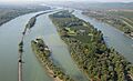 Rhein stromabwärts bei Erbach im Rheingau mit Insel Mariannenau Hessen Landesgrenze Rheinland-Pfalz links - Foto Wolfgang Pehlemann Wiesbaden Photo IMG 0274