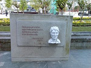 Archivo:Rosalía, monumento en Lugo