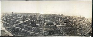 Archivo:San Francisco in ruins view from Captive Airship above Folsom 1906