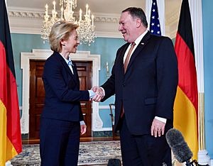 Archivo:Secretary Pompeo Welcomes German Defense Minister Ursula von der Leyen to Washington (42025687595)