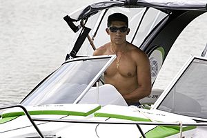 Archivo:Shirtless Brazilian man in a boat
