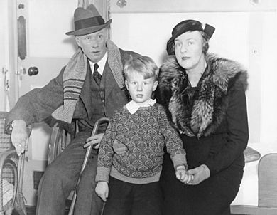 Archivo:Sinclair Lewis with Dorothy Thompson and son 1935