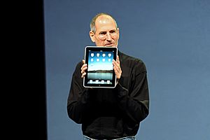 Archivo:Steve Jobs with the Apple iPad no logo