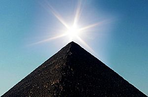 Archivo:Sun Over Pyramid