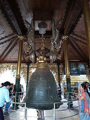 Archivo:The bell in Swe Dagon pagoda