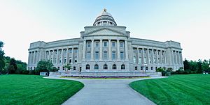 Archivo:The south facade of the Kentucky State Capitol building located in Frankfort, Kentucky. Photographed by Tedd Liggett on September 15, 2018