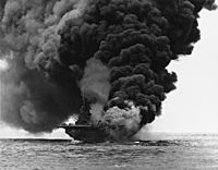 Archivo:USS Bunker Hill (CV-17) afire after being hit by Kamikazes off Okinawa, 11 May 1945 (80-G-274266)