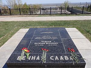 Archivo:Vasily Chuikov, Mamayev Kurgan