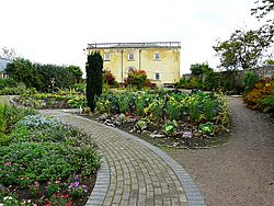 Archivo:Wallace Garden and Principality House - geograph.org.uk - 1234460