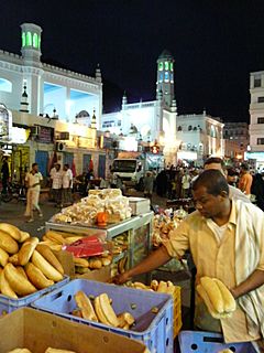 Archivo:Йемен Город Эль-Мукала Площадь в Старом Городе Эль-Мукаллы Тогровля хлебом поздно вечером