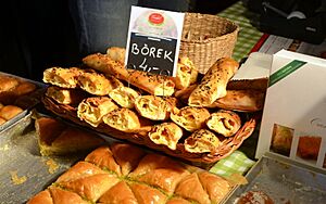 Archivo:02016 0471 Börek, Türkische Küche, Krakau 2016