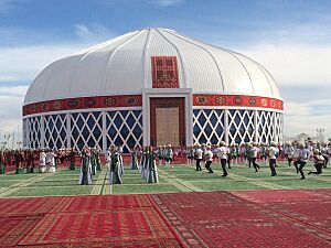Archivo:151127-worlds-largest-yurt-Mary-Turkmenistan