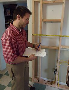 Archivo:Architect Anthony Murphy working on a kitchen renovation project in New Jersey