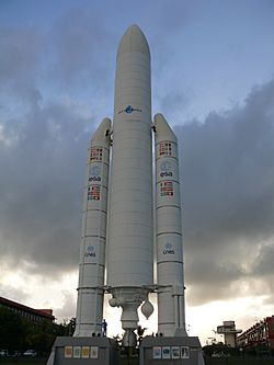 Archivo:Ariane 5 model at the entrance to the CSG