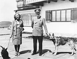 Archivo:Bundesarchiv B 145 Bild-F051673-0059, Adolf Hitler und Eva Braun auf dem Berghof