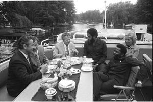 Archivo:Bundesarchiv Bild 183-1982-0610-101, Berlin, Besuch Regierungsdelegation Grenada, Bootsfahrt