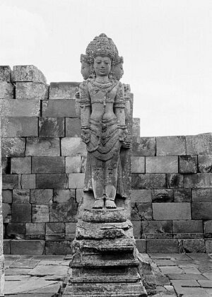 Archivo:COLLECTIE TROPENMUSEUM Beeld van Brahma op de Candi Lara Jonggrang oftewel het Prambanan tempelcomplex TMnr 10016204
