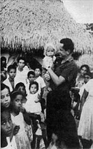Archivo:Camilo Torres con campesinos colombianos