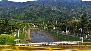 Archivo:Canal de La Tasajera en Barbosa, Antioquia, lugar por donde corre parte de las aguas del río Grande