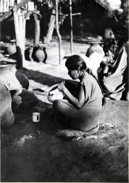Chané; målning av lerkärl, vit målarfärg. Gran Chaco. Bolivia - SMVK - 0072.0015