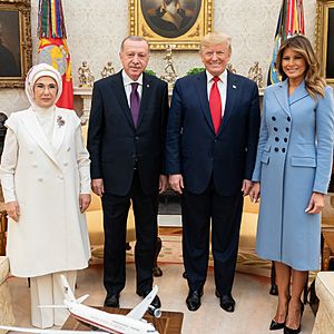Archivo:Emine Erdogan, Recep Tayyip Erdogan, Donald Trump and Melania Trump (2019)
