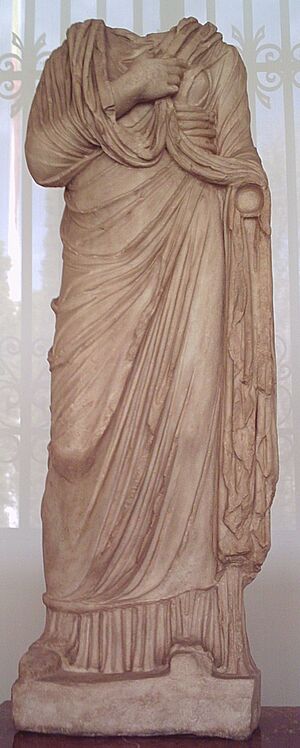 Archivo:Escultura femenina romana (M.A.N.) 01